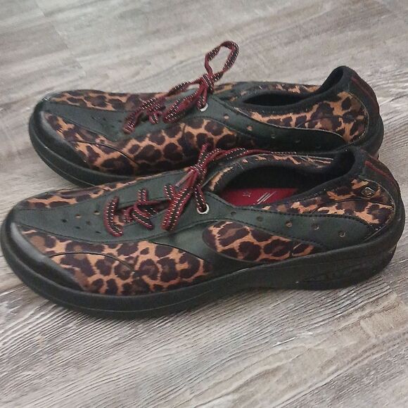 BZees Regal  Athleisure Leopard Print Fabric Low Top Sneakers  Sz  8  EUC - Picture 3 of 7
